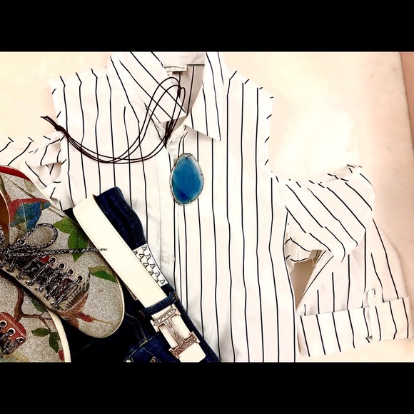 Cold-Shoulder Button down Top - Picture 2 of 7